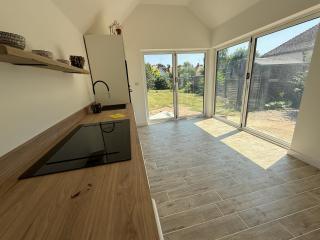 Spacious 4-Bedroom Home - Liss - 9