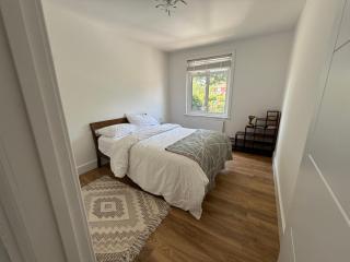Spacious 4-Bedroom Home - Liss - 4