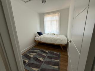 Spacious 4-Bedroom Home - Liss - 5