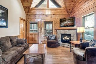 Chill & Enjoy Smokies w Hot Tub & Resort Pool - Pigeon Forge - 2