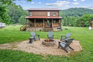 Riverside Retreat Cabin w Hot Tub & Fire Pit - 4