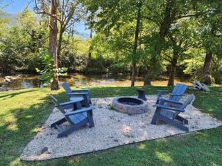 Riverside Retreat Cabin w Hot Tub & Fire Pit - Cosby - 5