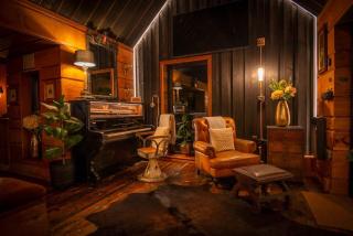 Gorgeous pond-side retreat in rural Rutland, with fabulous interior design - - 1