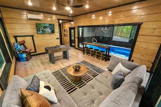 Rustic Cabin Retreat with Indoor Pool & Hot Tub - Sevierville - 8