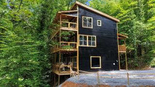 Rustic Cabin Retreat with Indoor Pool & Hot Tub - Sevierville - 3