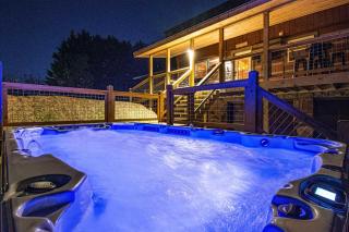 Smokies Getaway with Fire Pit Game Room & Hot Tub - Pigeon Forge - 3