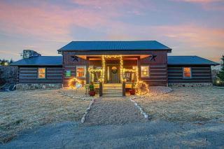 Smokies Getaway with Fire Pit Game Room & Hot Tub - Pigeon Forge - 4