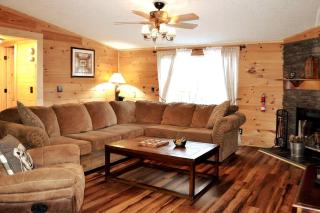 Cozy Cabin 3BR Retreat w Spacious Outdoors - 8