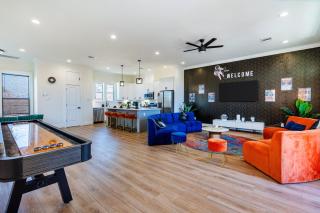Modern "NASA" Home - Billiard, Ping pong, Rooftop - Houston - 1