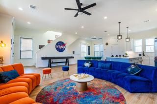 Modern "NASA" Home - Billiard, Ping pong, Rooftop - Houston - 2