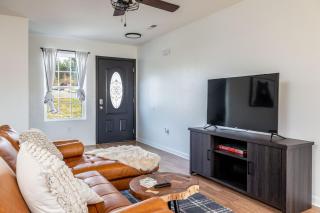 Cozy Cabin Retreat w Arcade Hot Tub near Dolly - 0