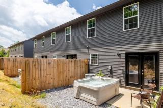 Comfortable Escape near Dolly w Hot Tub - Sevierville - 2
