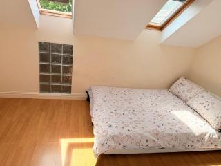 Lovely Spacious Room near Train Station and University - Dallington - 9