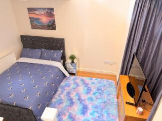 Lovely Spacious Room near Train Station and University - Dallington - 8