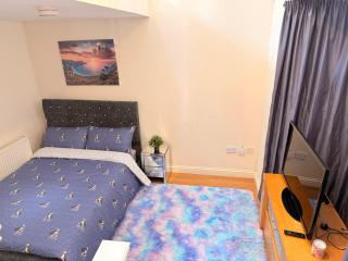 Lovely Spacious Room near Train Station and University - Dallington - 6