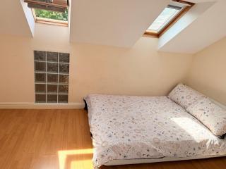 Lovely Spacious Room near Train Station and University - Dallington - 5