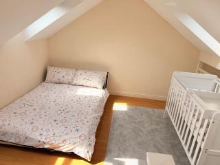 Lovely Spacious Room near Train Station and University - Dallington - 4
