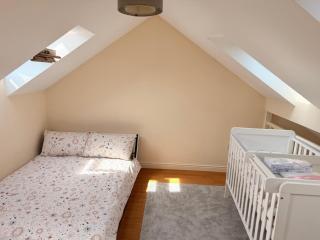 Lovely Spacious Room near Train Station and University - Dallington - 3