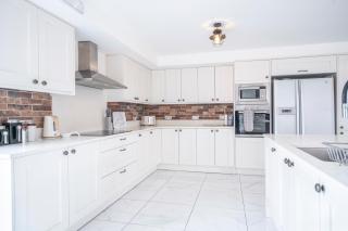 Farm House Manor Luxury 8 bedrooms & 7 bathrooms Farm House & 40 mins away from Tower - - 1