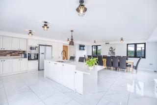 Farm House Manor Luxury 8 bedrooms & 7 bathrooms Farm House & 40 mins away from Tower - - 7