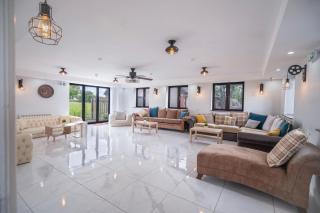 Farm House Manor Luxury 8 bedrooms & 7 bathrooms Farm House & 40 mins away from Tower - - 6
