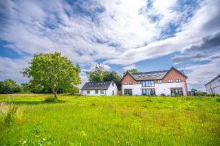 Farm House Manor Luxury 8 bedrooms & 7 bathrooms Farm House & 40 mins away from Tower - - 9