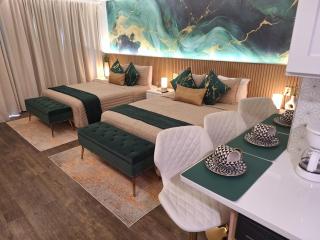 Emerald Luxe Lakeview 6 min to EPIC Universe - 0