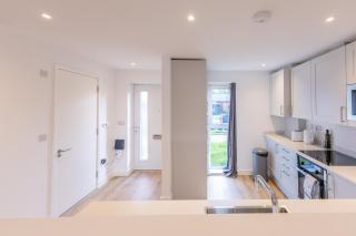 Joyful Management - A Mordern Semi-Detached House with 3 bedroom - 2