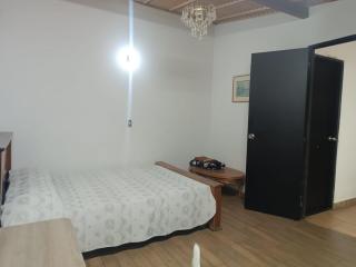 Alcoba amplia con cama doble - 2