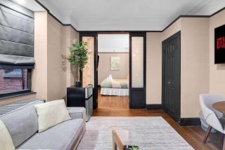 Stylish 1BR Apartment in the Heart of the City with Gym - 0