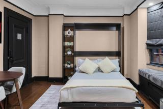 Stylish 1BR Apartment in the Heart of the City with Gym - 2