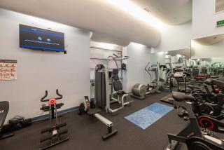 Stylish 1BR Apartment in the Heart of the City with Gym - 5