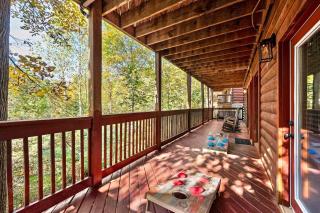 Kate's Cabin - 3 min to Dollywood! Cabin with Hot tub, Game Room, and Resort Pool! - 4