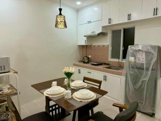 J & A Homestay - - 4