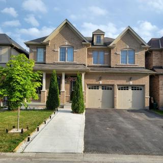 Beautiful Family Suites - Master Bedroom - Niagara Falls - 9
