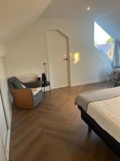Ruime slaap kamer met werkplek en privé badkamer bij Jacqueline - Leeuwarden - 6