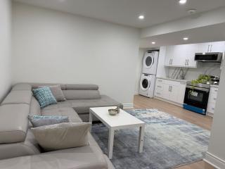 Whitby Comfort Nest Private 1 BR Suite with Laundry and Kitchen - Whitby - 0