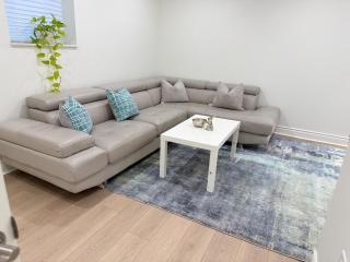 Whitby Comfort Nest Private 1 BR Suite with Laundry and Kitchen - Whitby - 9