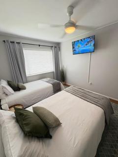 The Queenslander Pool2LivingDoubleCarGarage - - 7