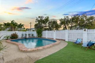 The Queenslander Pool2LivingDoubleCarGarage - - 6
