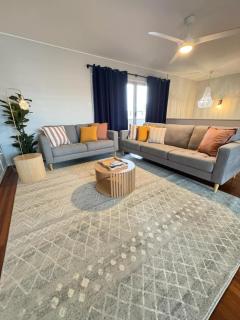 The Queenslander Pool2LivingDoubleCarGarage - - 4