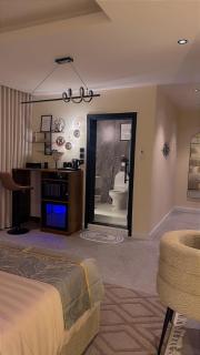 Luxurious cinema studio near the sea with self check-in - 7