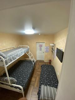 Hostel 5 Capsule Rooms & Comfort Rooms - 2