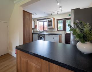 Comfy Chippenham Double Ensuite Home with Large Garden with Parking x 4 - - 1