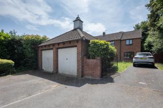Comfy Chippenham Double Ensuite Home with Large Garden with Parking x 4 - - 9