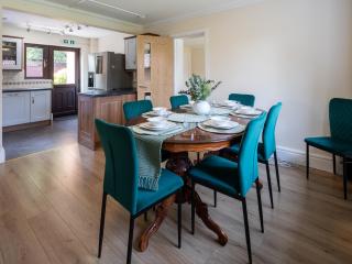 Comfy Chippenham Double Ensuite Home with Large Garden with Parking x 4 - - 6