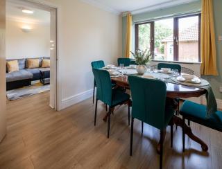 Comfy Chippenham Double Ensuite Home with Large Garden with Parking x 4 - - 5