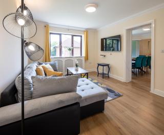 Comfy Chippenham Double Ensuite Home with Large Garden with Parking x 4 - - 8