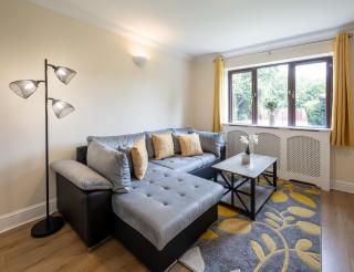 Comfy Chippenham Double Ensuite Home with Large Garden with Parking x 4 - - 7