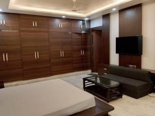 PLAY THE KINGS NIGHT HOTEL couple friendly - Greater Noida - 9